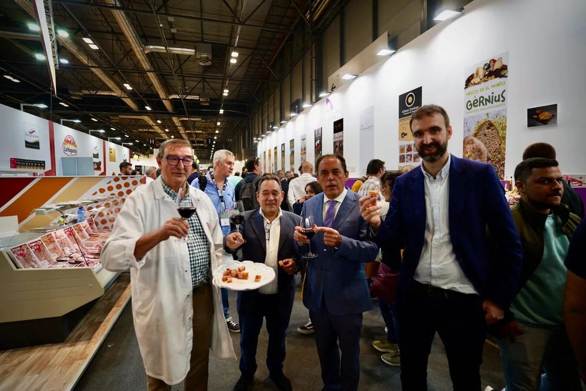 El presidente de diputación con miembros de la Marca Garantía Torrezno de Soria