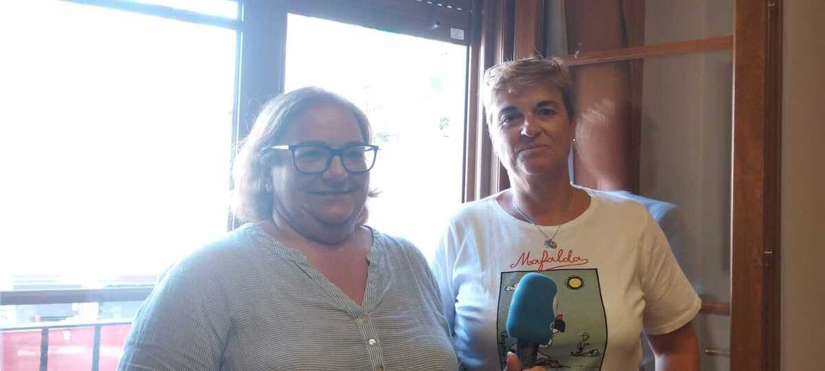 Isabel y Beln, en uno de  los balcones del ayuntamiento de San Estreban