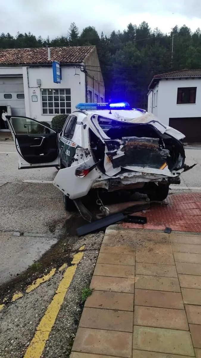 Uno de los vehículos golpeados por el camión, cerca del cuartel de la Guardia Civil de Soria
