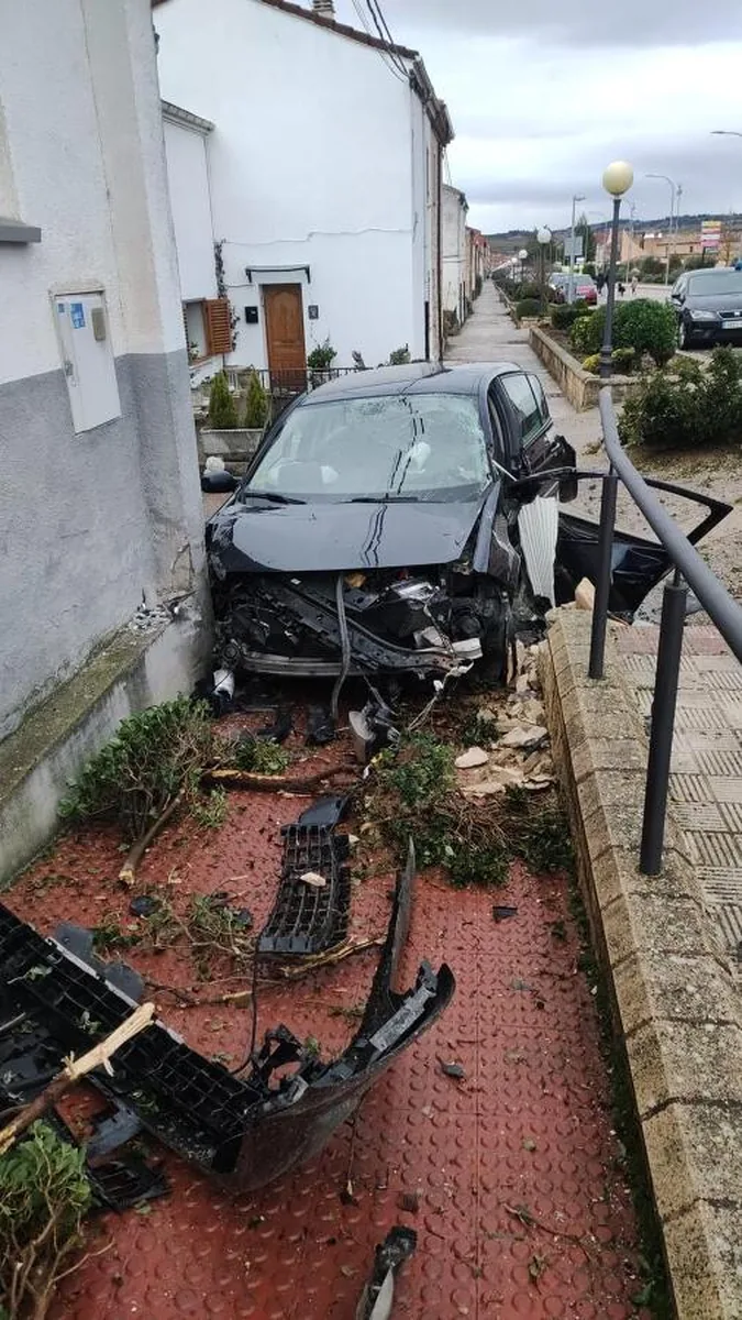 Otro de los vehículos, golpeado y desplazado por el camión