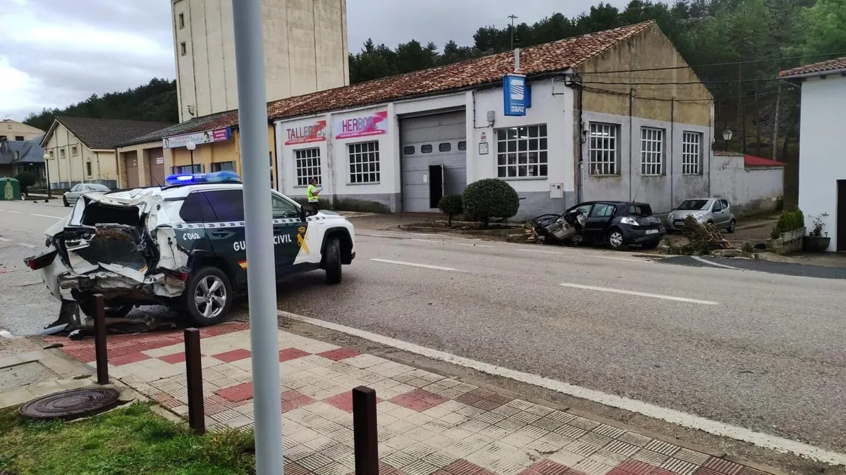 Vehículo de la guardia civil golpeado en su parte trasera, al lado del cuartel
